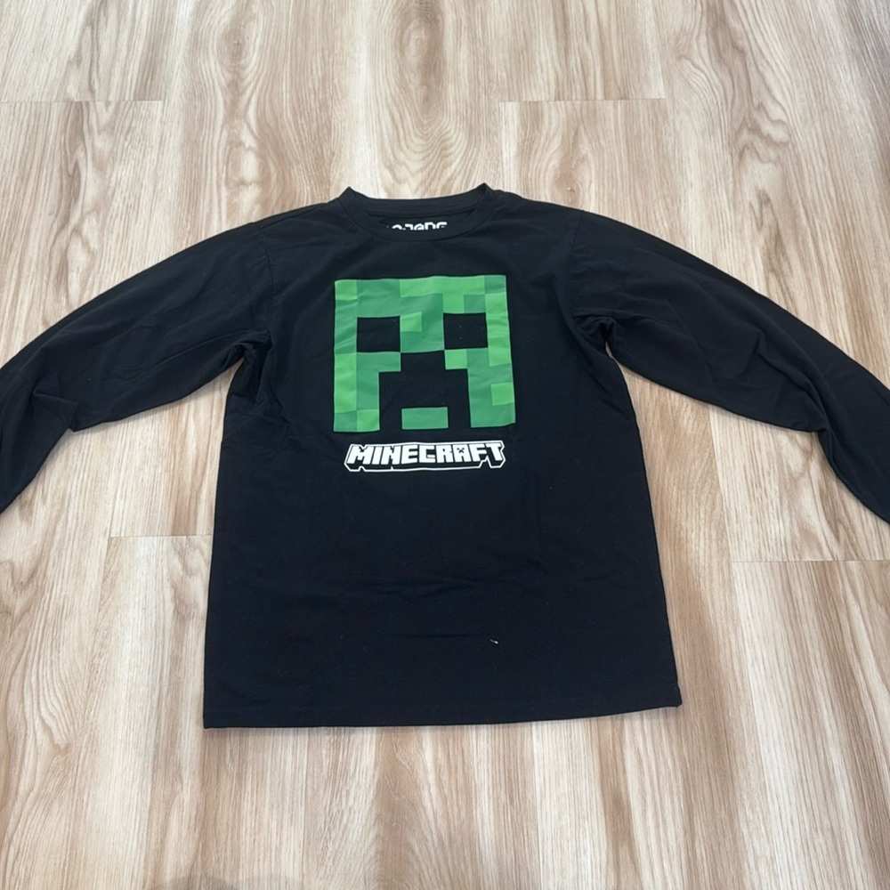 Mojang studios Minecraft long sleeve tee. Boys medium